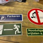 Ca. 120x Partij bordjes met diverse teksten, 2025